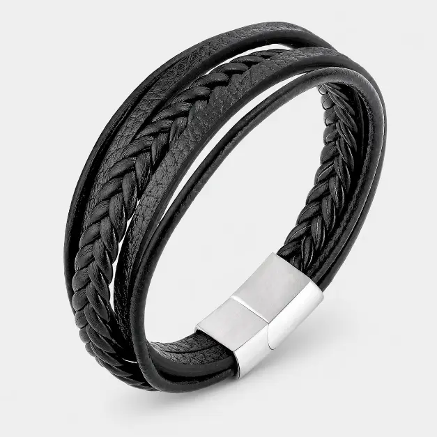 Philip Jones klassiska Läderarmband Med Eleganta Detaljer – rockig T-shirt från Zavall & Beard