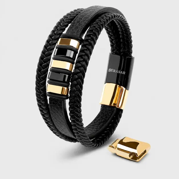 Serasar Svarta Läderarmband Med Guld Inslag – rockig T-shirt från Zavall & Beard