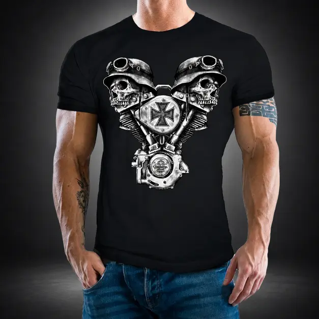 Svart Biker T-shirt med Motorcykelmotor och Dödskallar – rockig T-shirt från Zavall & Beard med Svart biker-T-shirt med motorcykelmotor, dubbla dödskallar, metalliska detaljer och rå garageinspirerad rockstil.