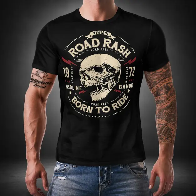 Svart Road Rash T-shirt med Dödskalle – Born to Ride – rockig T-shirt från Zavall & Beard med Svart biker-T-shirt med Road Rash-dödskalle, vintage motorcykelkänsla, Born to Ride-attityd och rå rockstil.